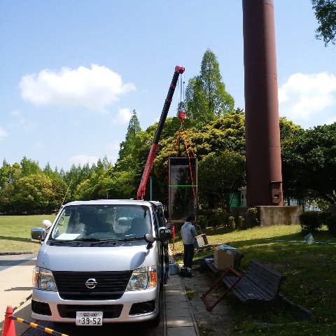 春日公園の球技場近くでは、電話ボックスが撤去されていました。 もしかしたら更新かもしれませんが、このままなくなってしまう可能性のほうが高いでしょう。 近頃では小学生でも相当携帯電話が普及しているようですからね。