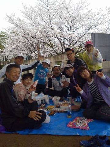 そして今日は引き続き皆さんとお花見です.新参者も仲間に入れてもらいました.予報通りに雨が降り出したので,実は屋根のあるところなのですが,この写真で見る限りちゃんとお花見になっているでしょう?