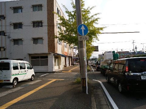 この写真は、うちの近くのある交差点です。左に見える道路は、いつも渋滞する幹線道路に並行しているため抜け道として通る車が多いんですよね。先日朝ランの帰りに、この道に入っていった車両が続々おまわりさんに捕まっていました。　分かりますか？　標識にあるとおり、７時から9時は直進のみ可、だから左折はダメ、というわけです。入口に進入禁止とか一方通行の標識があるとか、せめてこれが左折禁止の標識になっていればまだ気づきやすいのですけどね。皆さん、気をつけましょう！