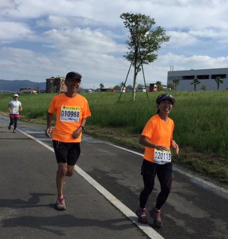 日曜日の筑後川マラソン、ラン友が写真を写してくれていました。ゴール直前、元気を取り戻したバディおーちゃんにがんばってついて行く私ですね。なかなかビビッドな蛍光オレンジ色のウェアでしょう?