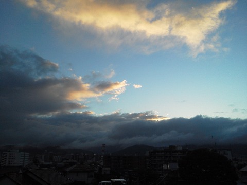 前後しますが，その朝ランに出かける時の空です．青空もあるのですが，地上近くには分厚く黒い雲が流れています．晴れるのか降るのか予想しづらい空でした．