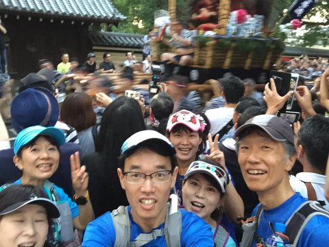 さて、これが今日のメンバーです。事前打ち合わせなしでも全員青系のウェアでチーム・ブルーというチームワークの良さ!(ま、偶然ですけどね) 先日来活躍中の自撮り棒写真の中から、背景の山笠がぶれているこの写真を選びました。なんせキロ6分ですからね。