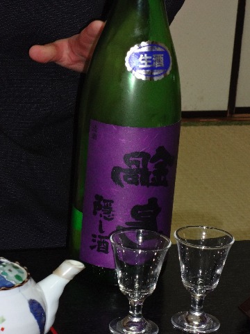 蟹ツアーで飲んだお酒の一つが,宿の若旦那が特別に出してくれたこれです.「鍋島」自体が,今ほとんど手に入らない,予約もできないというお酒なんですが,このラベルわかりますか? 文字が裏書きになっていますよね.というわけで通称「裏鍋島」.幻のお酒のようです.中味も,(日本酒に詳しい方ならおわかりでしょうが)初垂れと責めをブレンドという常識ではあり得ないものだそうです.で,そのお味は? 私の感想は,いくらでもするする入ってしまう・・・ ま,どれもそんな感じ呑んじゃうんですけどね.