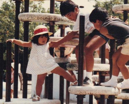 現在の写真ももちろん写しましたが,本人たちのプライバシーもあるでしょうから,代わりに四半世紀前の写真です.妹を見守り手を差し伸べるお兄ちゃん達.私の大好きな1枚です.
