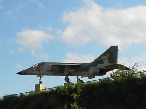 これがコース途中の航空自衛隊春日基地に展示されているF-1支援戦闘機です.(機種を間違えてすかぶーさんに叱られてはいけないので調べました) 基地の外からでもこんな風に見ることができます.