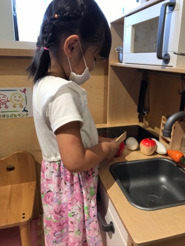 それでも、この写真がご飯の支度中の新妻に見えてきませんか?