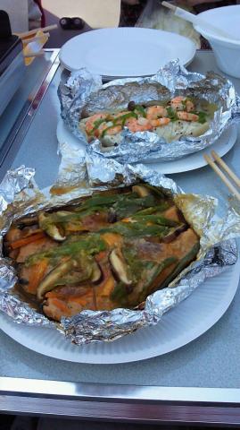 本日の昼食
手前は鮭のチャンチャン焼き
奥は鱈とエビのバター焼き