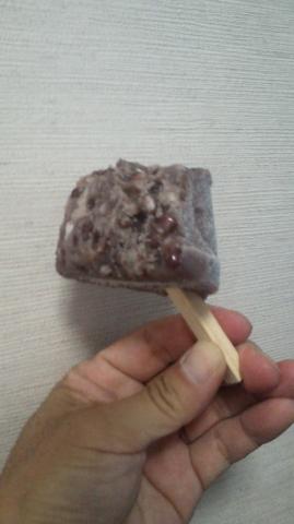 少しかじると小豆が一杯!