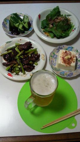 メインはアスパラと牛肉のオイスターソース炒めもろきゅうならぬ胡瓜の梅肉＆肉みそホウレンソウサラダ？・冷奴