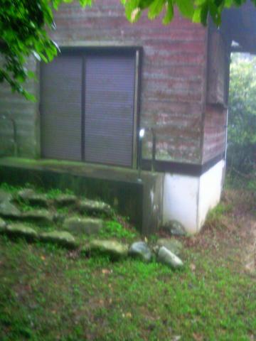 雨が上がったので再出発し、その先にあった非難小屋
6人くらい泊まれるらしい。