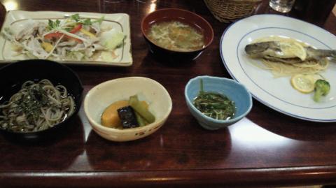 レース終了後の宿での夕食