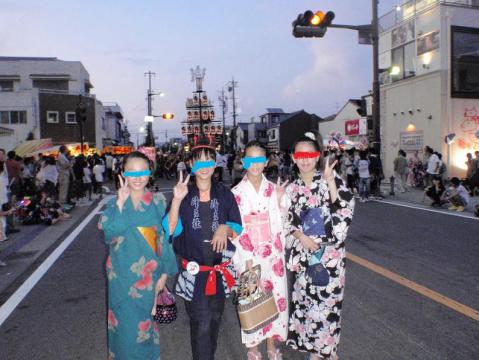 青い目線は友達
赤い目線が娘・・親に似ず背が高い