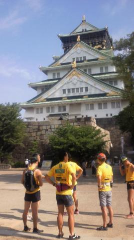 大阪城天守閣前にて