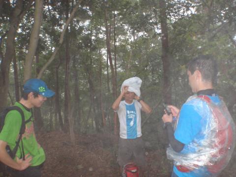 雨の中で電話中の吉野さん