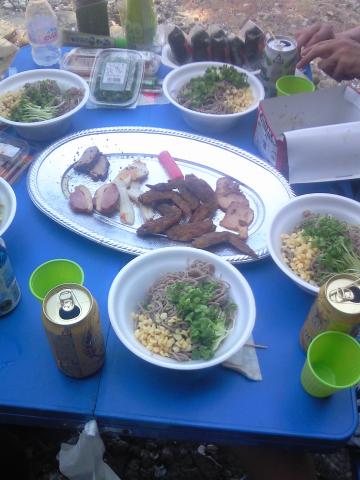 ヨットの昼食はおそば＋おつまみ（手羽先はやまちゃん！）