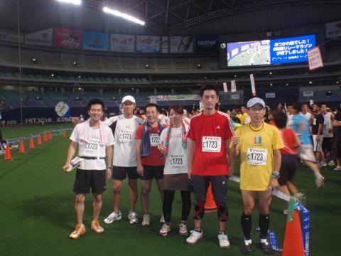 一緒に走った仲間達（他にカメラマンと走行中ランナー）やはりTシャツがでかいのでランパンが見えず！