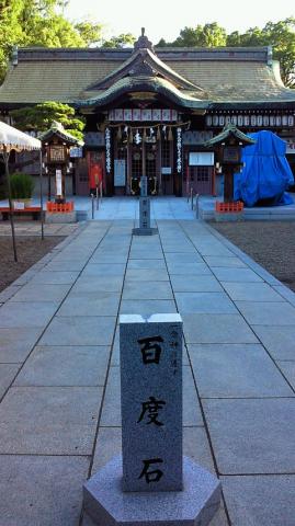 お百度石この手前の石と奥の石の間を100回お参りするとのこと
