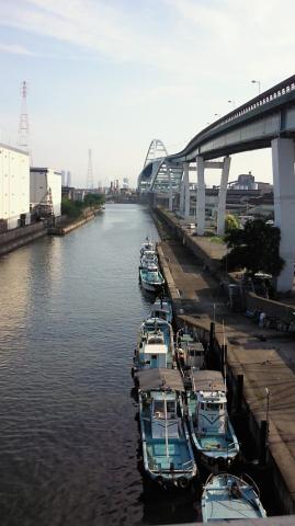 帰り道に以前走ったループ橋のそばを通った。下に写る船は渡船なのかな？