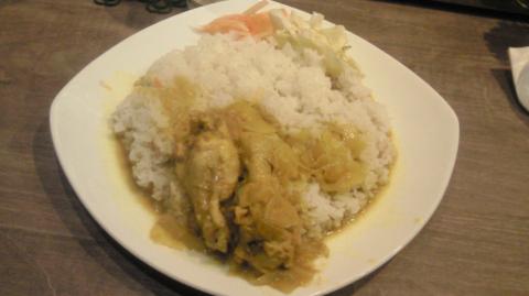こちらは辛くないチキンカレー
無料のルーのおかりで辛~いビーフカレーをいただいたのですが、写真を撮り忘れた(-_-)/~~~ピシー!ピシー!