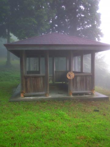雨が降り出した時にちょうど少し先にあったので駆け込んだ小屋!
ここで早めの昼食となった。