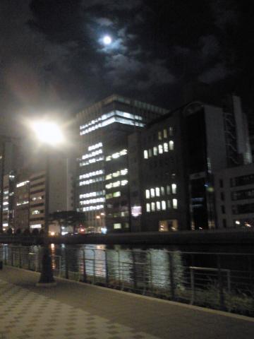ラン後の淀屋橋
月もきれいだった!(^^)!