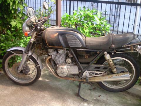 HONDA GB250 クラブマン 初代のE型 最終7700KM位だった
屋根だけの駐車場にシートは掛けてあったが結構さびがきていた。