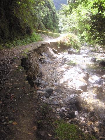 先日の雨で崩壊した道路を通り
