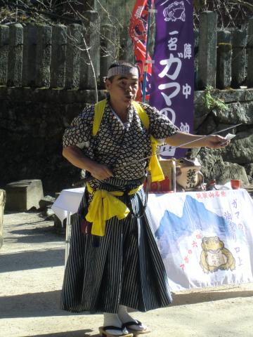 下ってきたら、ガマの油売りの口上を実演していた。はじめてみたが、おじさんの名調子に拍手。