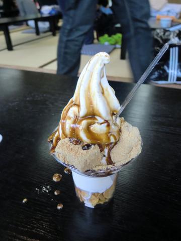 本日のお甘その1。
石割の湯で食べた信玄ソフト。
信玄餅そのものが3つ載っていて、結構いける。