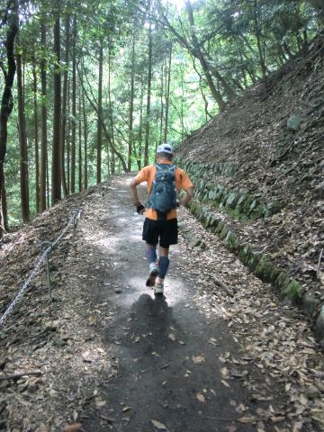 気持ちよい下りトレイルを颯爽と駆ける気まぐれOYAJIさん