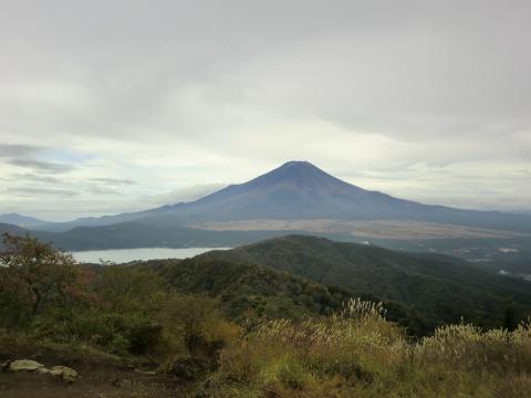 石割山頂上から望む富士山。
急登を登りきると突然視界が開け、こんな景色が。