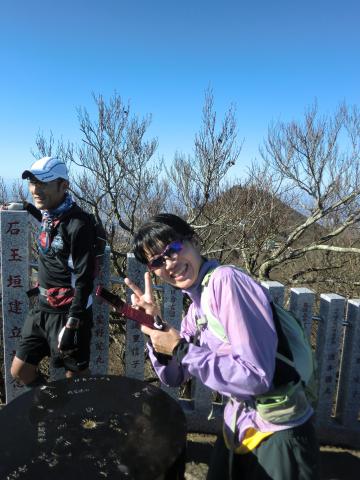 女体山頂上ではしゃぐ二人。絶景が眼下に広がる。