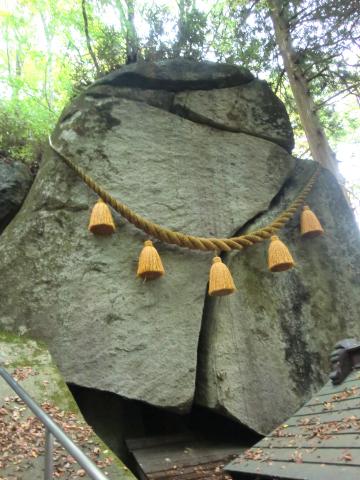 石割神社のご神体。
この後ろに、やっと通れるくらいの隙間があり、時計周りに3回回ると願い事がかなうとのこと。
この後のレースでの皆さんの健闘と故障中の方々の早い回復をお祈りしてきました。