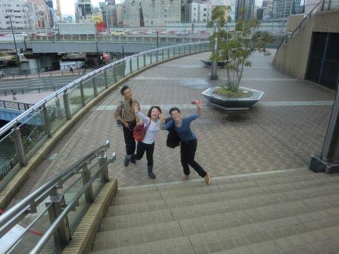 はしゃぐ人々