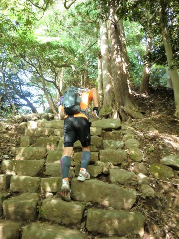 男坂の急階段を駆け上がる!