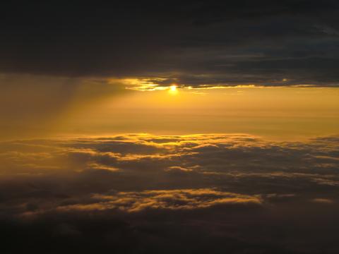 雲に隠れんとするご来光。雲の合間から丁度眺めることができてラッキーだった。