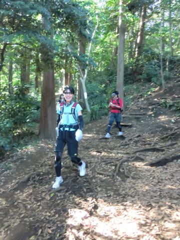 男坂を、女らしく下る女塾幹部のお二人。
はなさんの肩越しに、もう一人女性が見えるが、はて、こんなところにいたかな~。