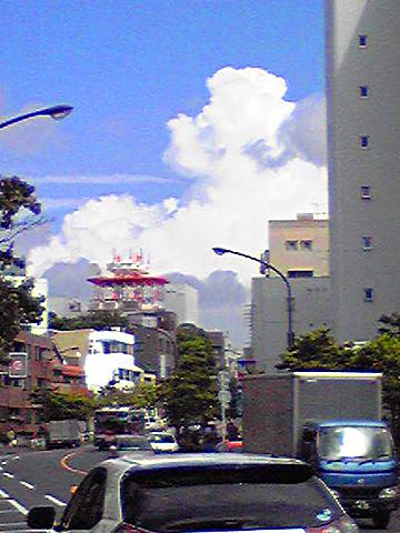 先日、外出の際、ビルの合間に夏らしい雲があったので、携帯でパチリ。(本文とは関係ありません)