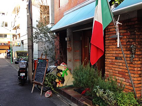長原のカーニャというイタリアン・レストラン。「牛たんの煮込み」と「牛肉と生ハムのロールステーキ」のランチセットを頂きました。目立たないところにありながら満席になるのもうなずける味でした。