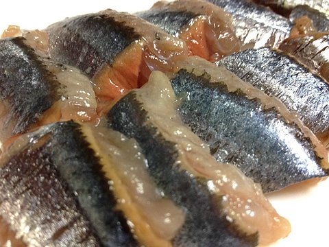 家内のきょんこがアジアパラリンピックの取材で不在のため、自炊です。 生食可のサンマが安かったので、3枚におろして刺し身にしました。 脂が乗って美味。