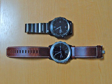 TARAさんのコメントへのお返事用の写真 上:fenix3 Sapphire サファイアグラス+金属ベルトで重いため普段使い用です。(トレーニングに使う場合は、金属ベルトを樹脂のベルトに交換して使うことになります。) 下:パイロットウォッチ D2 Bravo パイロットウォッチですが、fenix3 Sapphireにパイロット用の機能を追加しただけですので、fenix3の上位モデルと考えることもできます。革のベルトと樹脂のベルトが付属してきます。