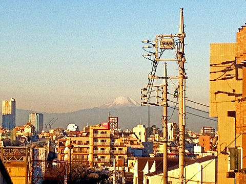 近所から見える富士山。 例年ならば、見える部分は真っ白に雪化粧しているのですが、今年はまだ地肌が見えるところがあります。