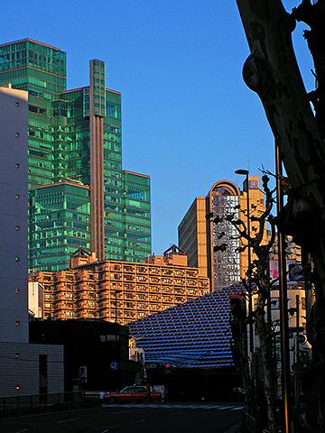飯倉の交差点の霊友会周辺には、個性的な建物が多い。