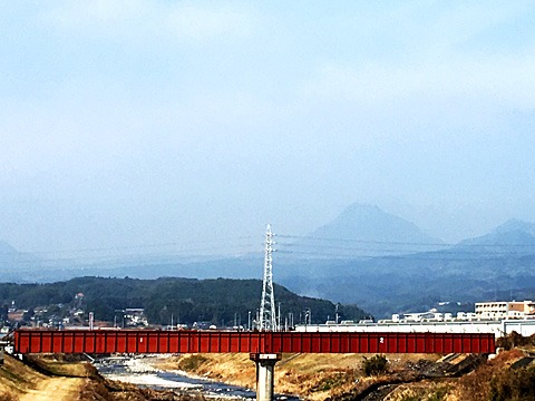 由布岳の雪はすっかり溶け、霞がかかって、春のようです。