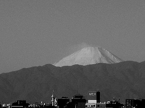 洗足池に向かう途中、美しい富士山を拝むことができました。