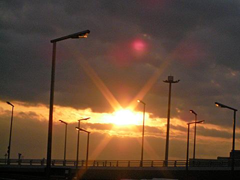 あいにくのお天気で、海から上がる初日の出は拝めませんでしたが、雲の合間から初日を拝むことができました。