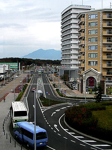 つくばエキスプレスに始めて乗った。研究学園駅のホームからは筑波山が見える。