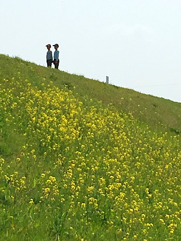 土手の上の2人の子。