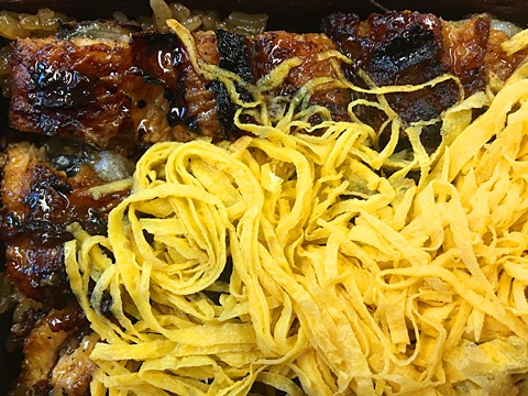 焼いたうなぎを刻んで、タレを染み込ませたご飯の上に載せ、錦糸卵で覆って、セイロで蒸したうなぎのセイロ蒸し。