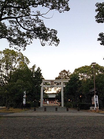 護国神社の境内は意外と広い。 手水場は、赤外線センサーがあるようで、人が近づくと、自動で電灯が点き、水が流れ出る。意外とハイテク。